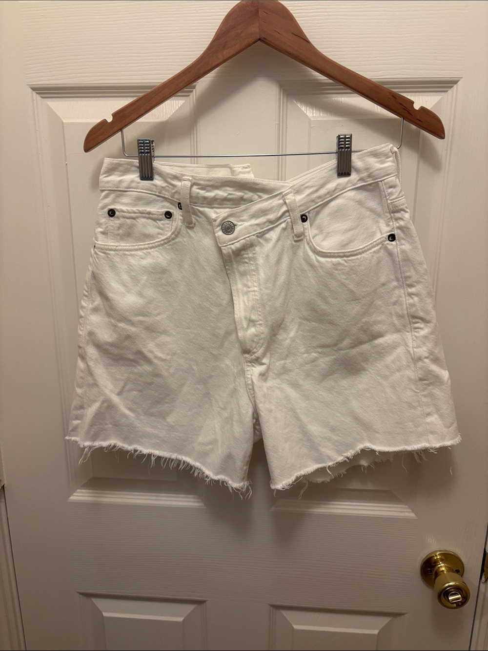 AGOLDE CRISS Women's White Denim Cutoff Shorts - Classic Summer Style size 28
